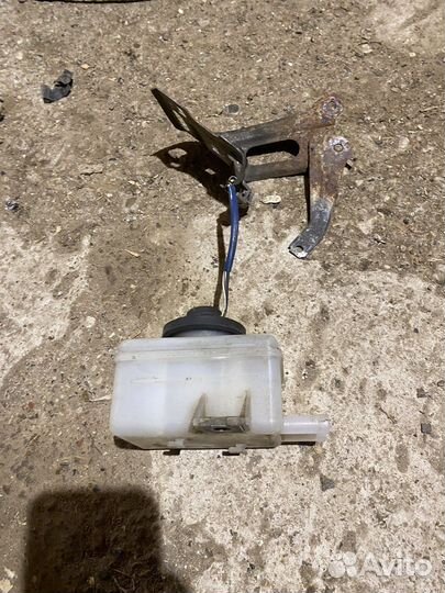 Бачок тормозной жидкости Lexus rx300