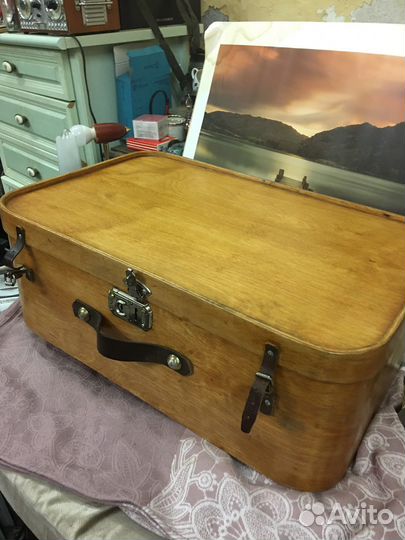 Старинные чемодан и шляпная коробка