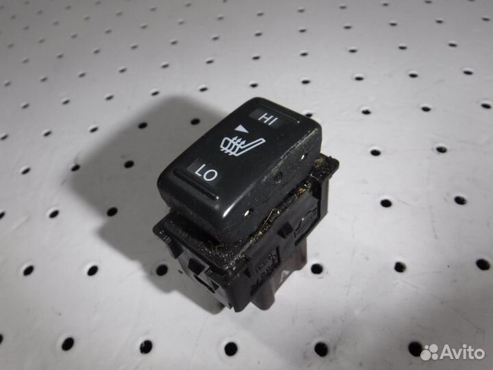 Кнопка обогрева сидений Nissan Tiida C11