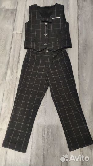 Жилетка с брюками и бабочкой