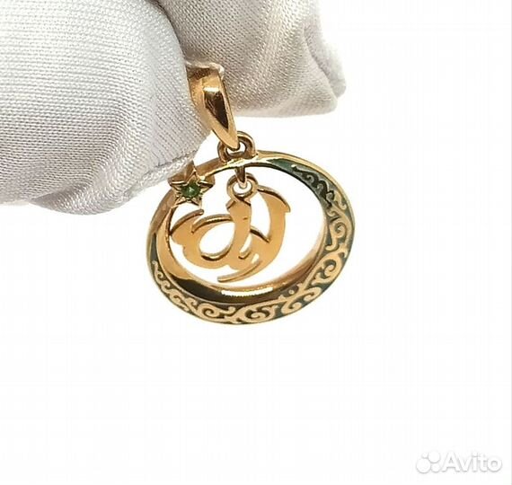 Золотая подвеска с камнем