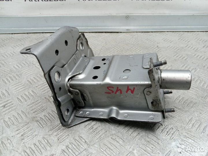 Кронштейн усилителя переднего бампера левый Nissan