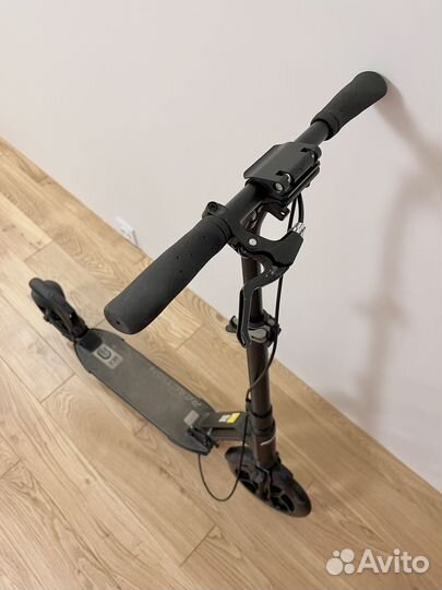 Складной самокат Reaction 230 с ручным тормозом