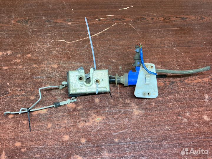 Замок передней левой двери ауди 80 б4