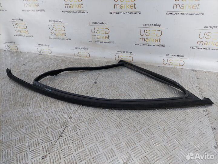 Уплотнитель стекла двери передний левый Volkswagen