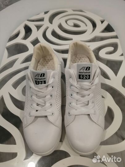 Кроссовки женские