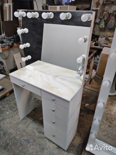 Гримёрный стол с безрамным зеркалом