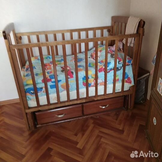 Детская кроватка с маятником и ящиком