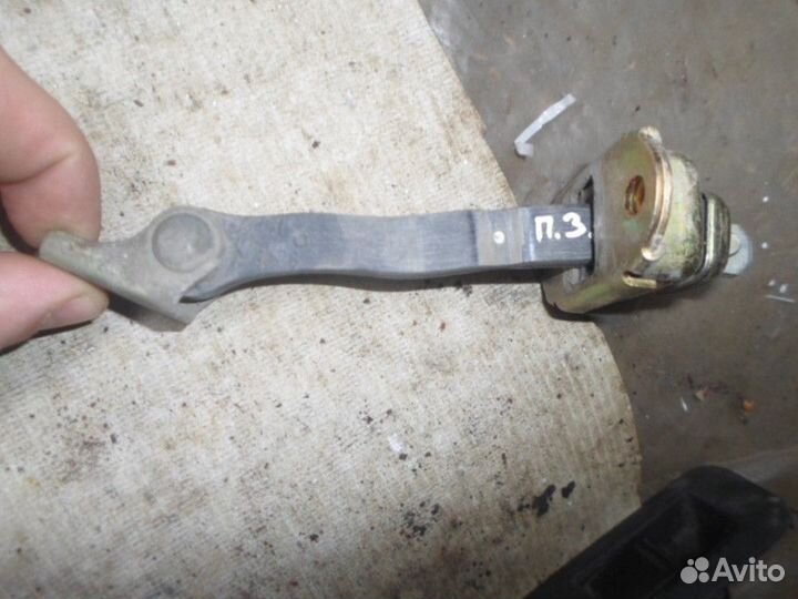 Ограничитель двери задней правой Nissan Primera P1