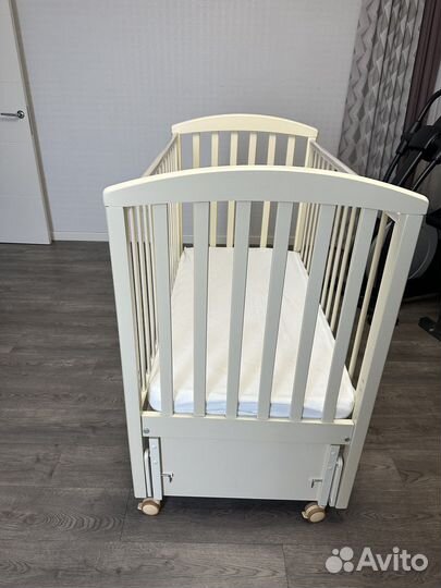 Детская кроватка с продольным маятником