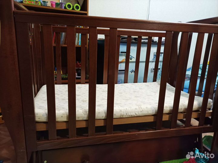 Детская кроватка с маятником и ящиком