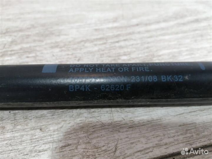 Амортизатор крышки багажника Мазда 3 BK бк