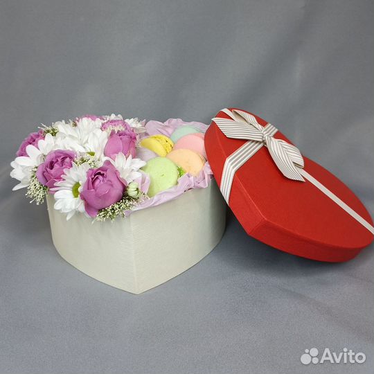 Коробка с цветами и макаронсами