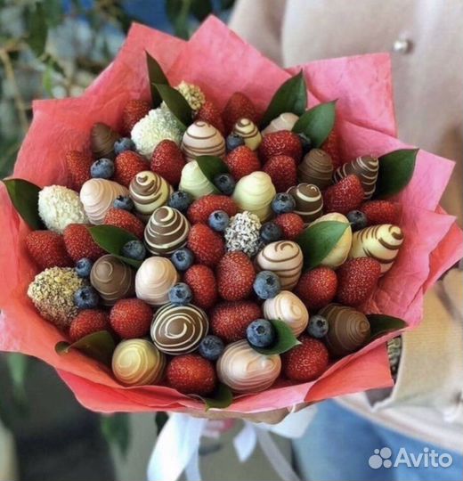 Клубника в шоколаде с цветами