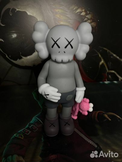 Коллекционные игрушки kaws и bearbrick