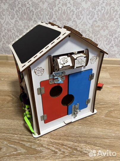 Бизиборд развивающий домик со светом
