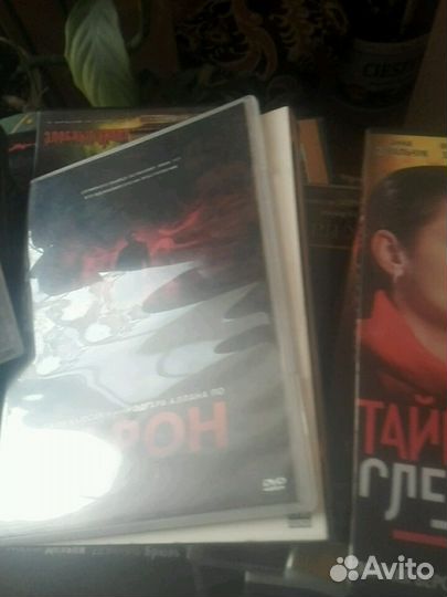 Диски и видеокассеты много