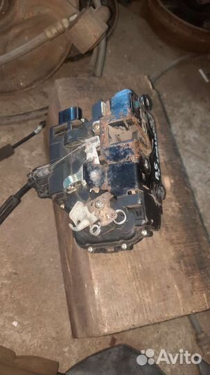 Замок двери передний левый Volkswagen Passat B5