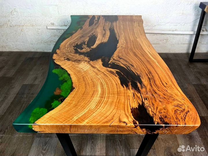 Стол из смолы