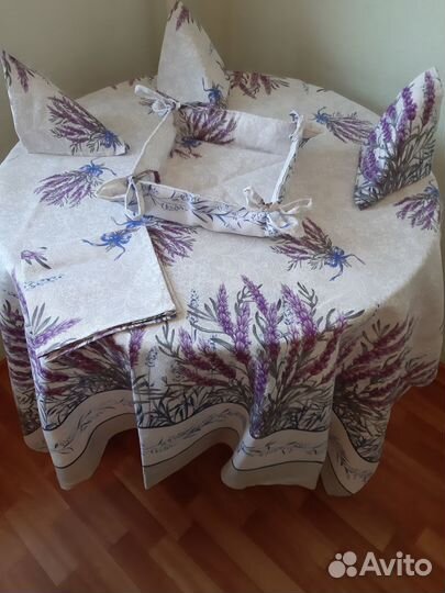 Скатерть с салфетками и конфетницей