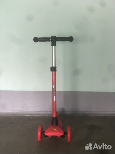 Детский трехколесный самокат Ferrari