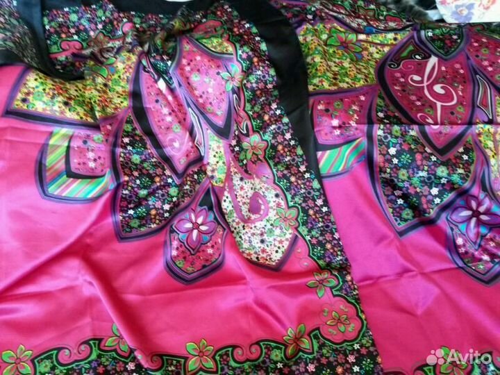 Два куска ткани обработанной по краям похожие