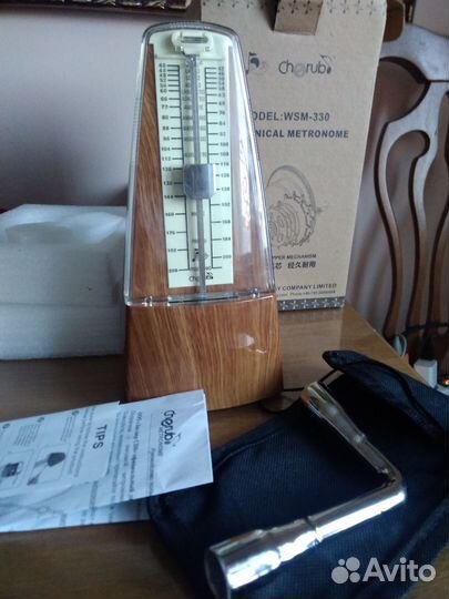 Метроном механический и ключ настройки рояля