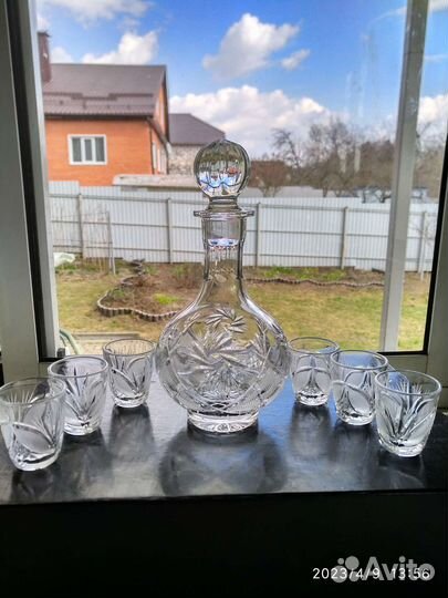 Графины с рюмками и стопками, штоф со стопками