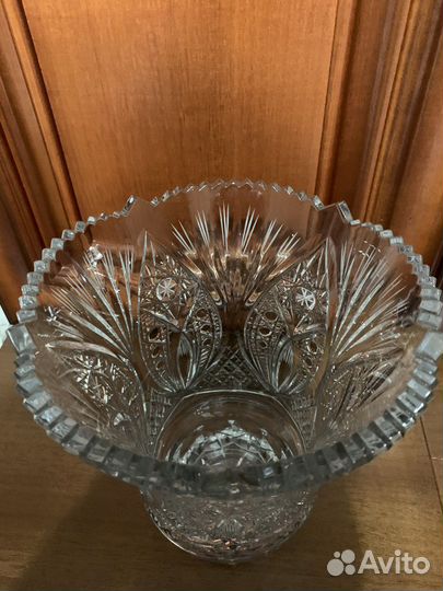 Большая хрустальная ваза для цветов