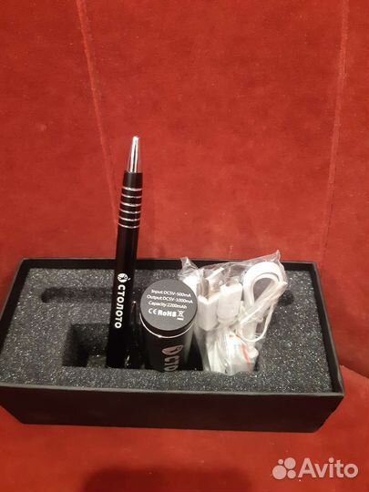 Портативная зарядка и ручка в наборе