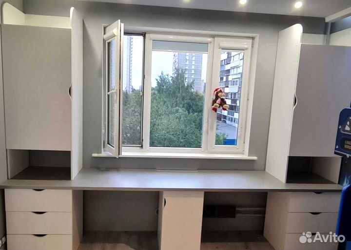 Рабочая зона в углу у окна