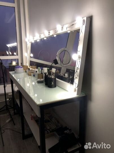 Гримерное зеркало и стол