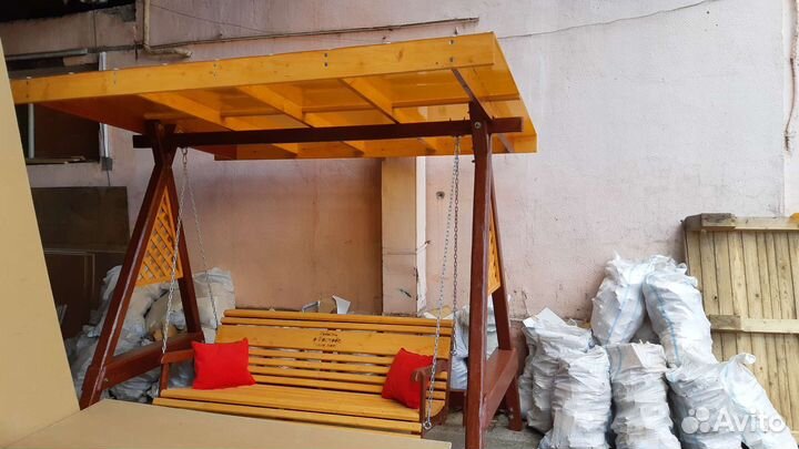 Беседка с качелями