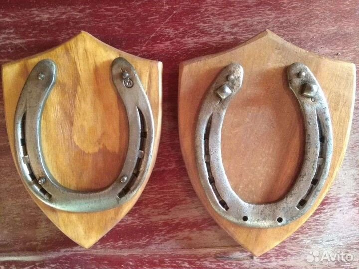 Оберег подкова на счастье на деревянном панно