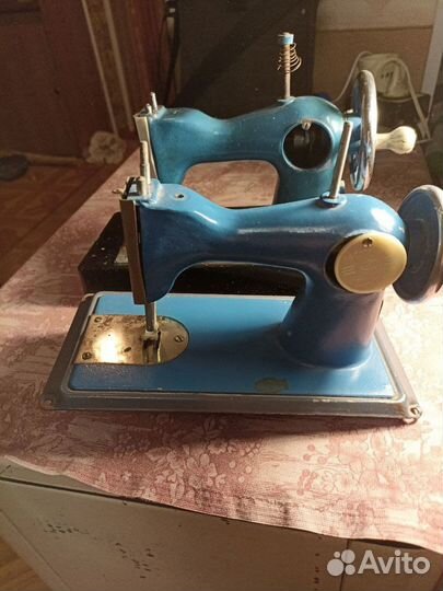 Маленькая швейная машинка
