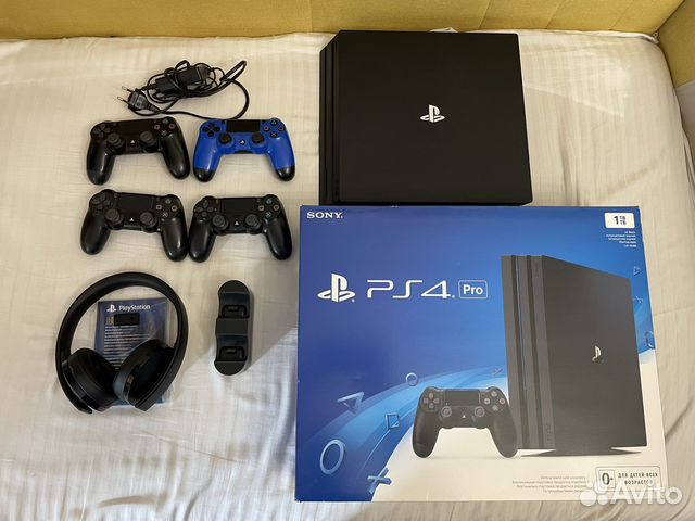 PS4 Pro 1TB, 4x DualShock, док, Gold Headset