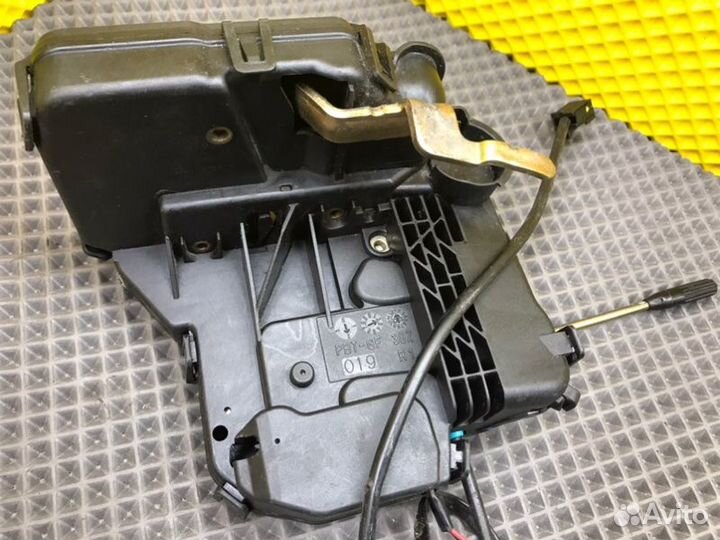 Замок двери передний правый Mercedes-Benz C-Class