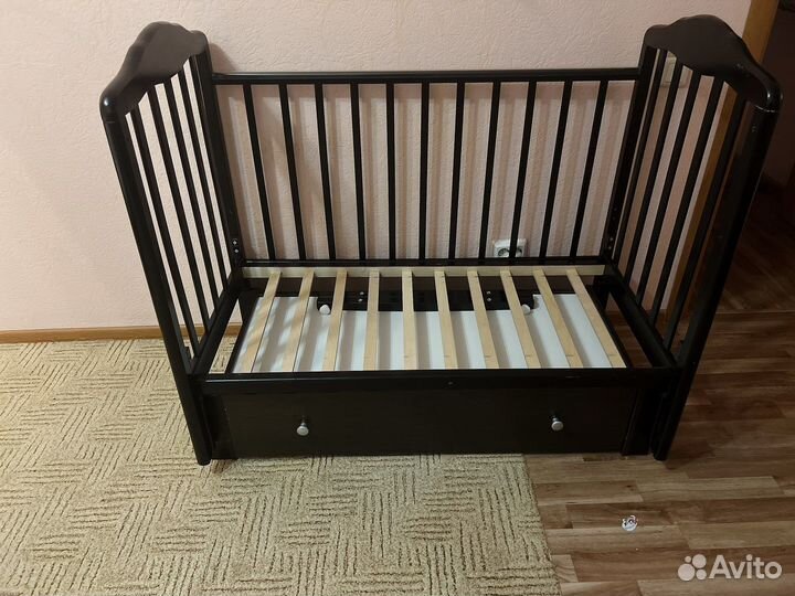 Детская кроватка с универсальным маятником
