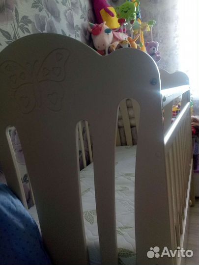 Детская кроватка с маятником и ящиком