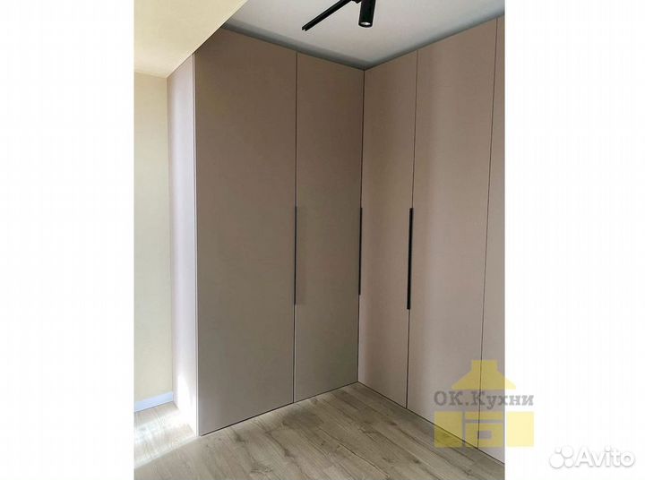 Книжный шкаф