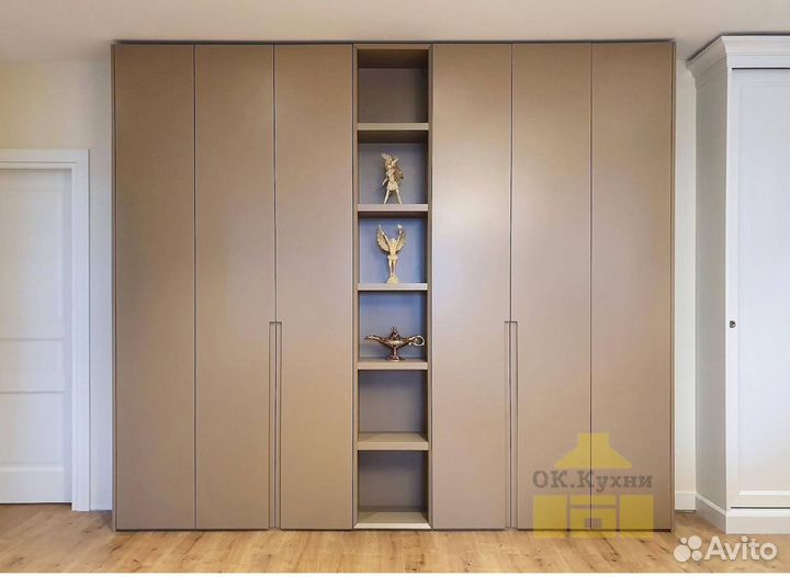 Зеркальный шкаф