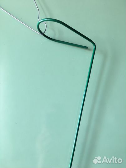 Опора для растения в саду на даче