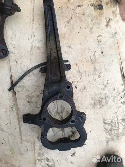 Кулак поворотный передний правый Cadillac Srx FEE