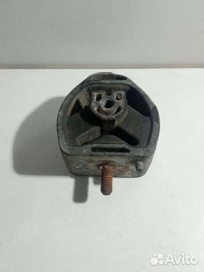 Подушка крепления кпп Audi A4 B5 (S4,RS4) 8D039915