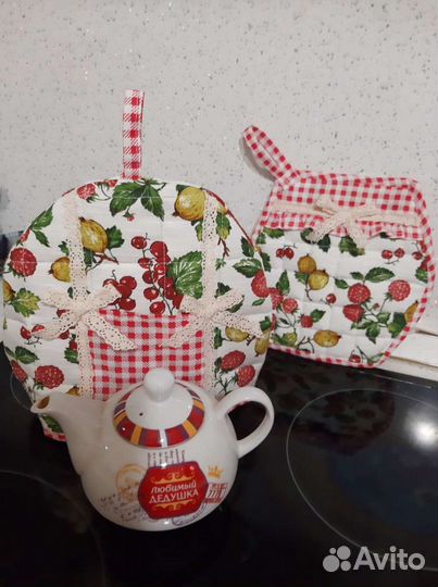 Прихватки, руковички, полотенчики и грелка для зав