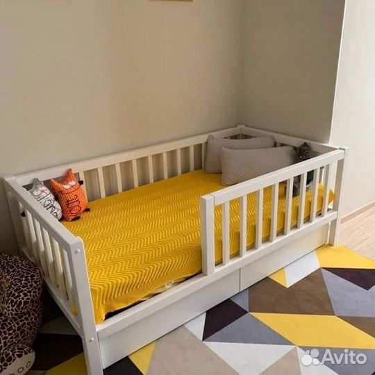 Кроватка сингл с бортиком из натурального дерева д