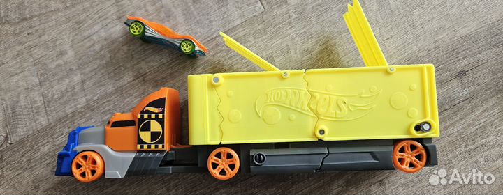 Машинка Hot Wheels Крушащий грузовик GCK39