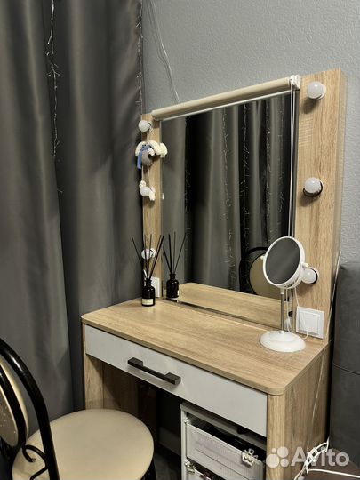 Трюмо с зеркалом