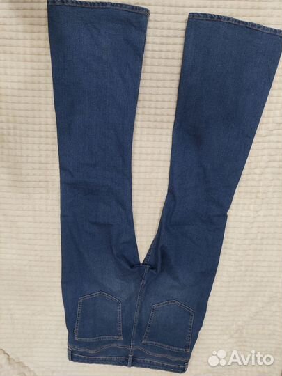 Джинсы клеш от колена