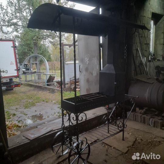 Кованый мангал с крышей и печкой